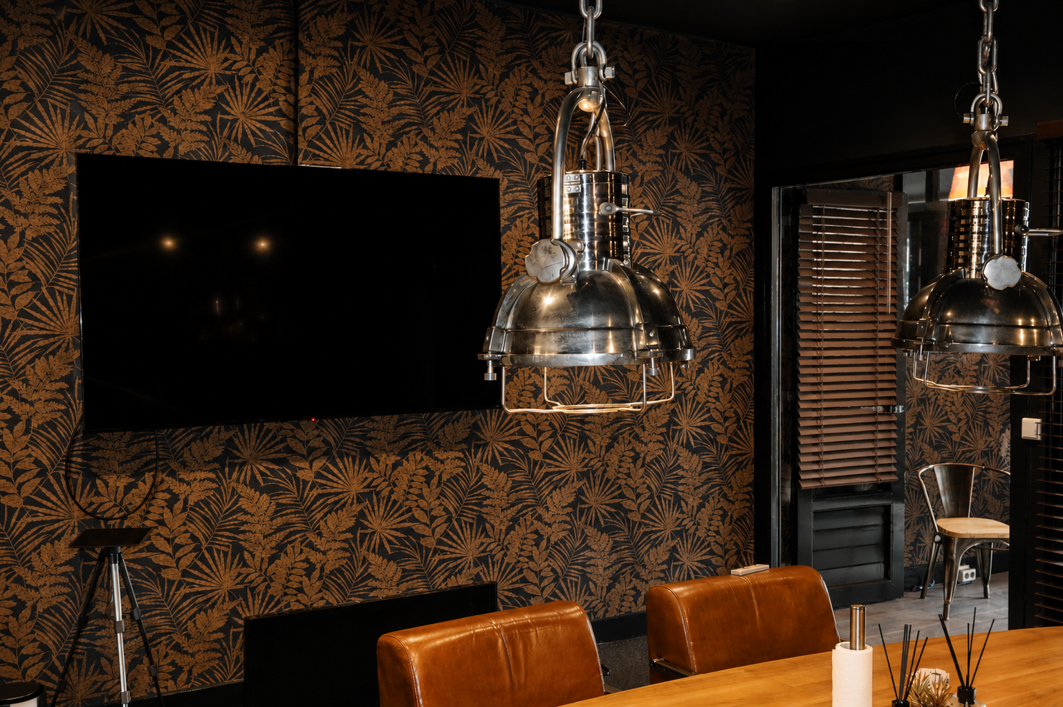 Presentatieruimte met groot scherm en warme sfeerverlichting